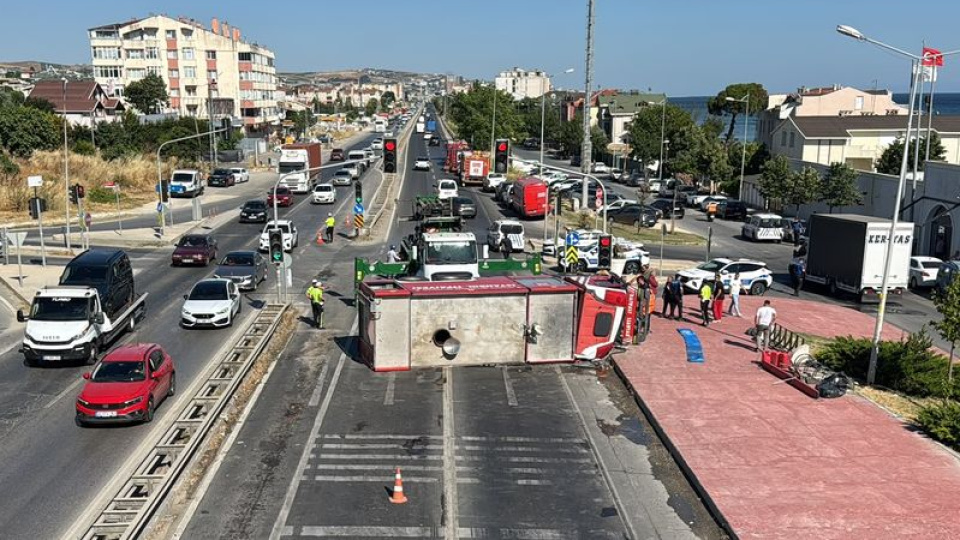 Kaza yapan itfaiye aracı yan yattı: 3 yaralı