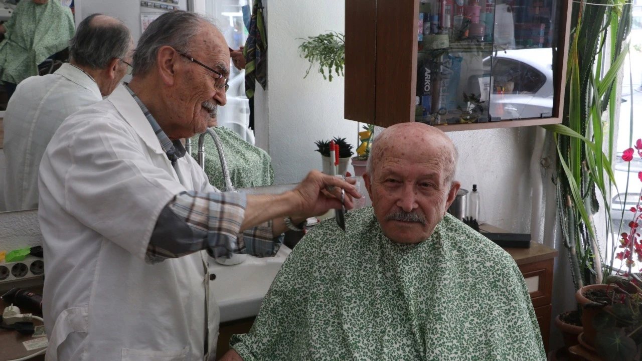 71 yıldır aynı dükkânda tıraş ediyor! Müşterileri başka berbere gitmiyor