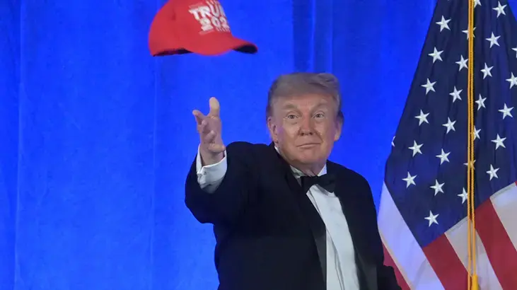 ABD Başkanı Trump cebinden çıkardı, salondakiler neye uğradığını şaşırdı! 'Dördüncüsü geliyor'