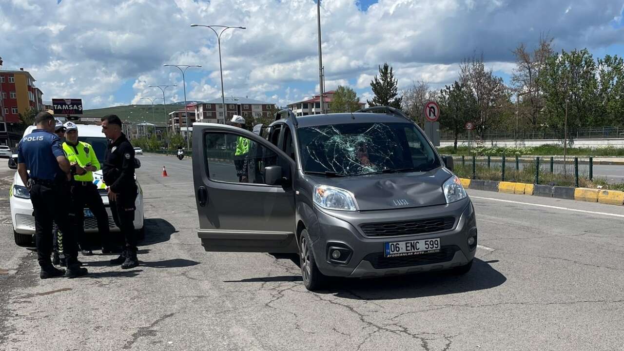 Kars'ta bulvarda feci kaza: Yolun karşısına geçmek isterken canından oluyordu