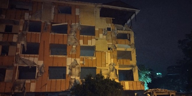 İstanbul'da kentsel dönüşüm kapsamındaki binanın balkonları ile duvarı çöktü