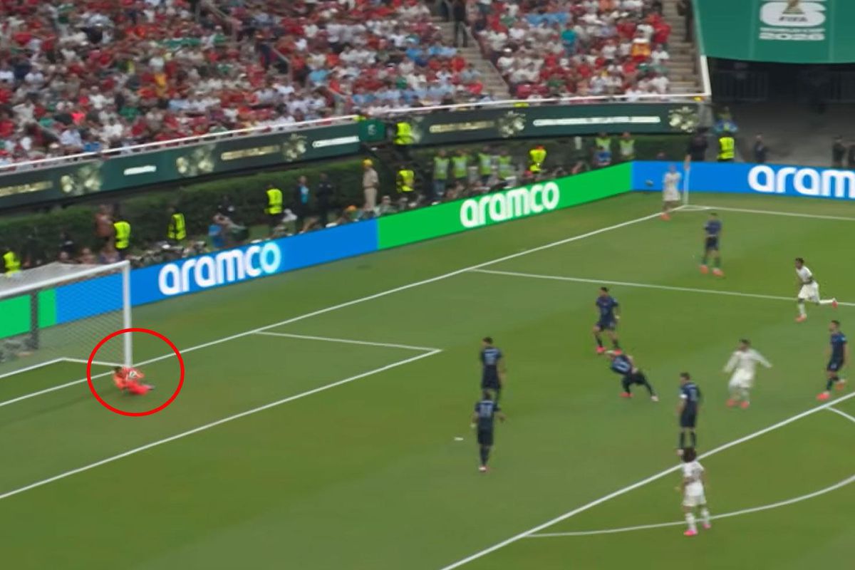 Muslera'dan yıkım gibi hata! Ülkesi Dünya Kupası'ndan elendi, herkes aynı yorumu yaptı