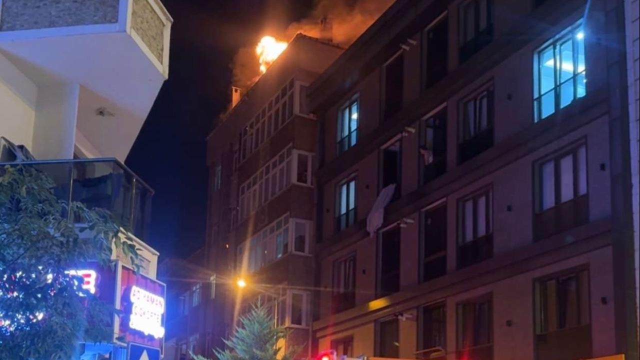 İstanbul'da 4 katlı binanın çatısında yangın
