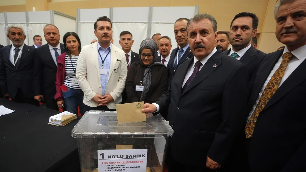 Büyük Birlik Partisi kurultaya gitti: Mustafa Destici yeniden genel başkan seçildi