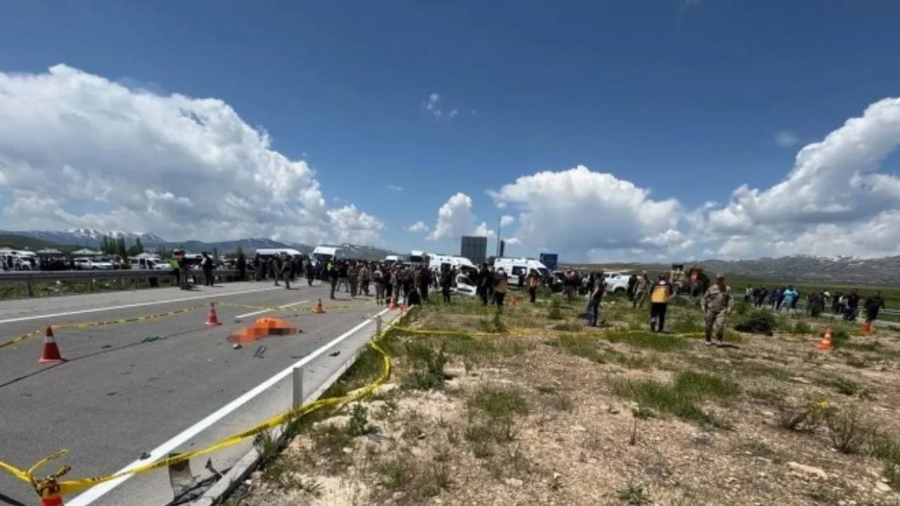 Van’da trafik kazası: 4 kişi hayatını kaybetti, 6 kişi yaralandı