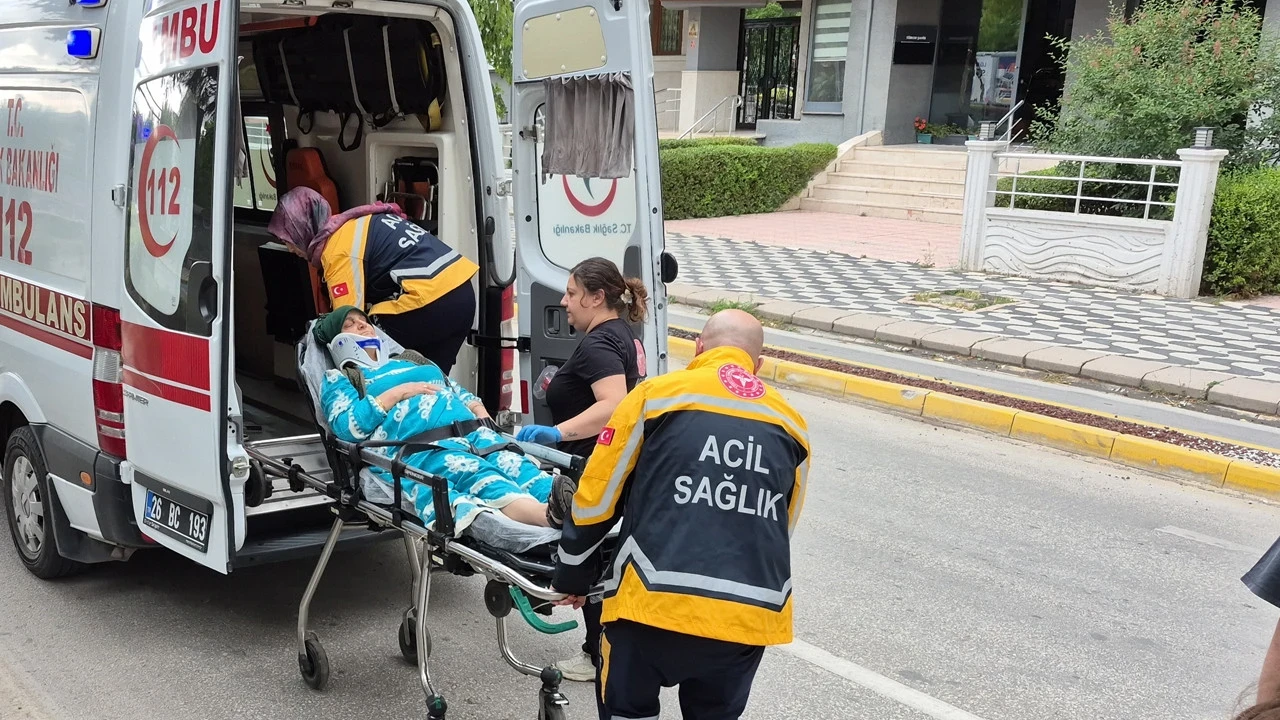 Torunu için canını hiç saydı: Otomobil yol verdi: Arkadaki minibüs biçti