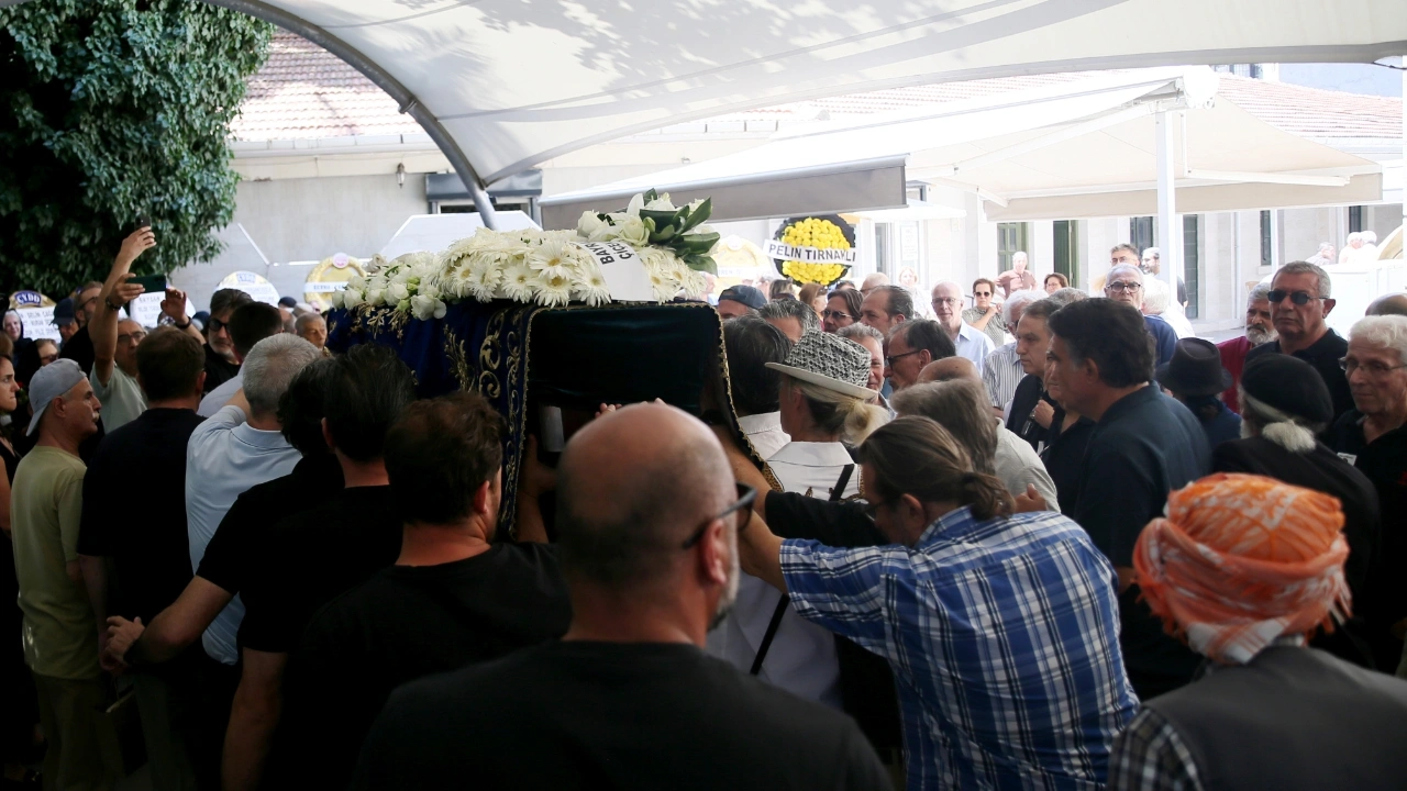 Ünlü modacının cenazesinde 'saf tutma' tartışması!