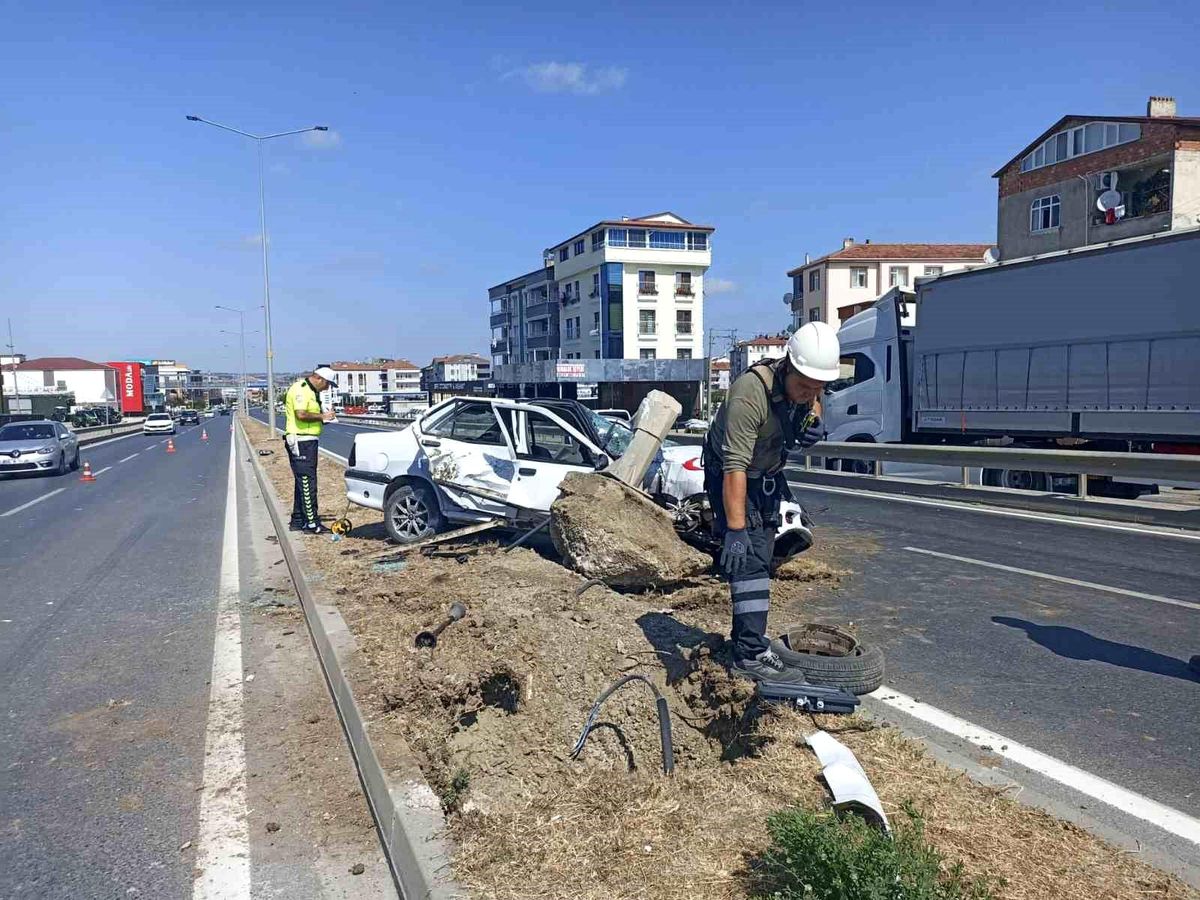 Bafra'da otomobil aydınlatma direğine çarptı, sürücü yaralandı