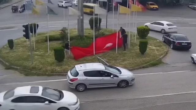 Düşen Türk bayrağını yerde bırakmadılar: Hataylı vatandaşlardan duygulandıran duyarlılık