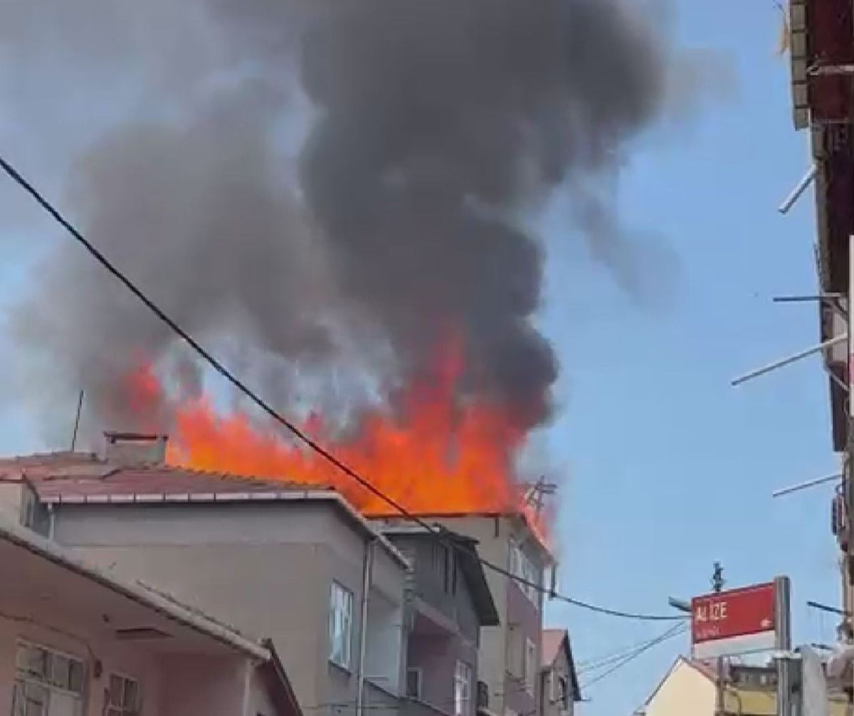 Pendik'te 5 Katlı Evin Çatısında Yangın
