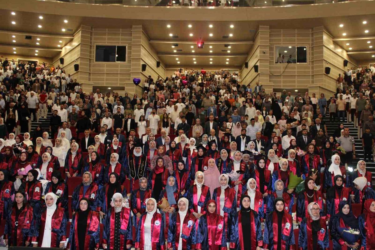ERÜ İlahiyat Fakültesi'nde mezuniyet sevinci