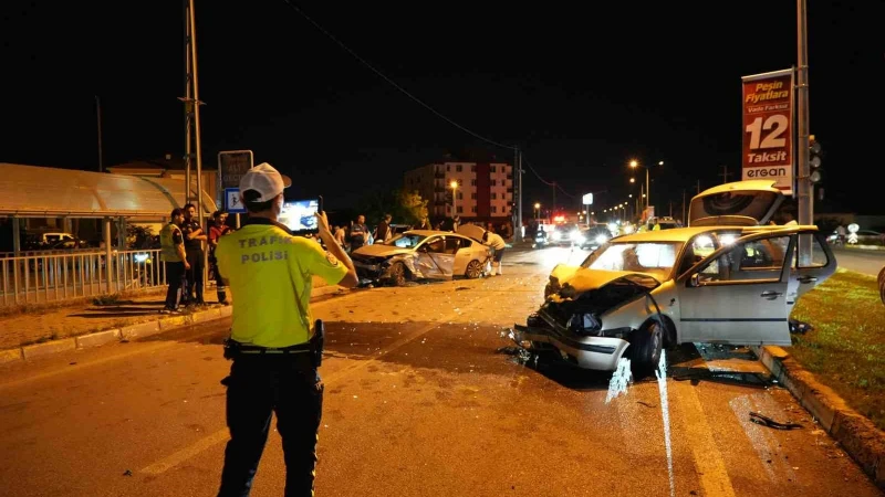 Kara yolunda araçlar çarpıştı: Beş yaralı