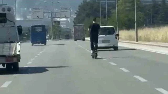 Elektrikli scooterla tehlikeli yolculuk kamerada
