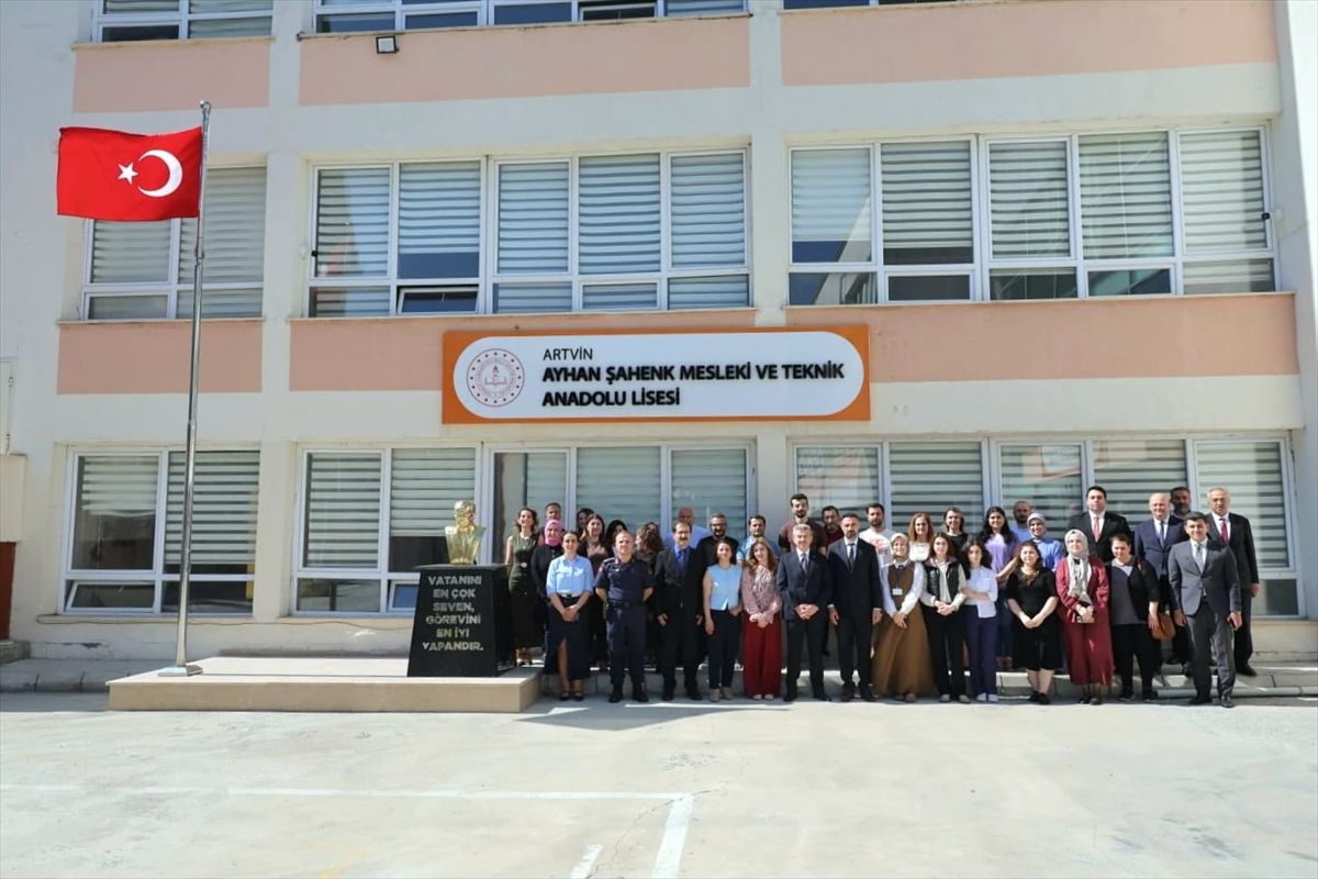 Artvin Valisi Ergün okul ziyaretinde bulundu