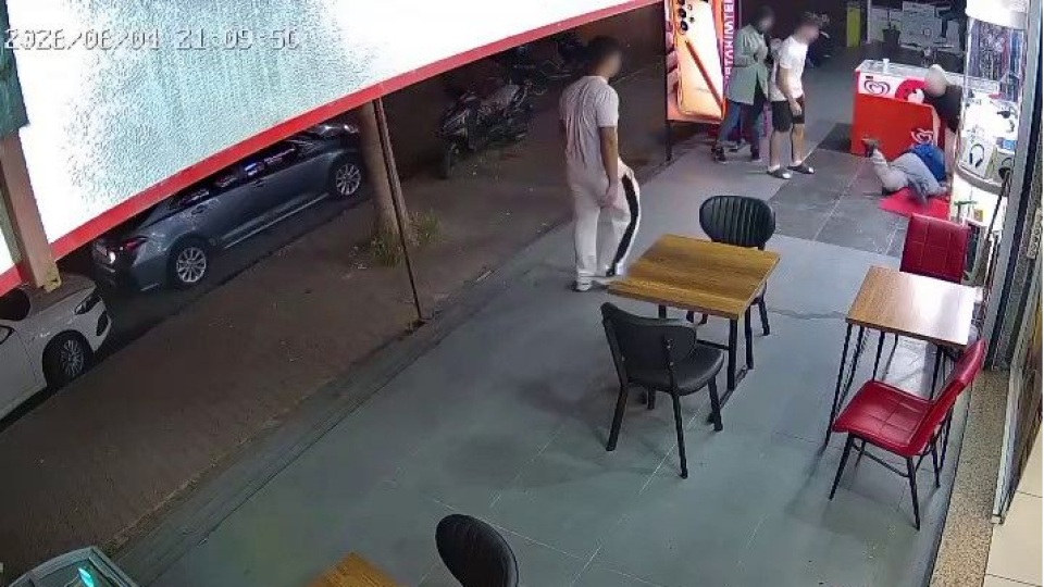 Esenyurt'ta kadın esnafa bıçak çekti, ayağı takılıp yere düştü
