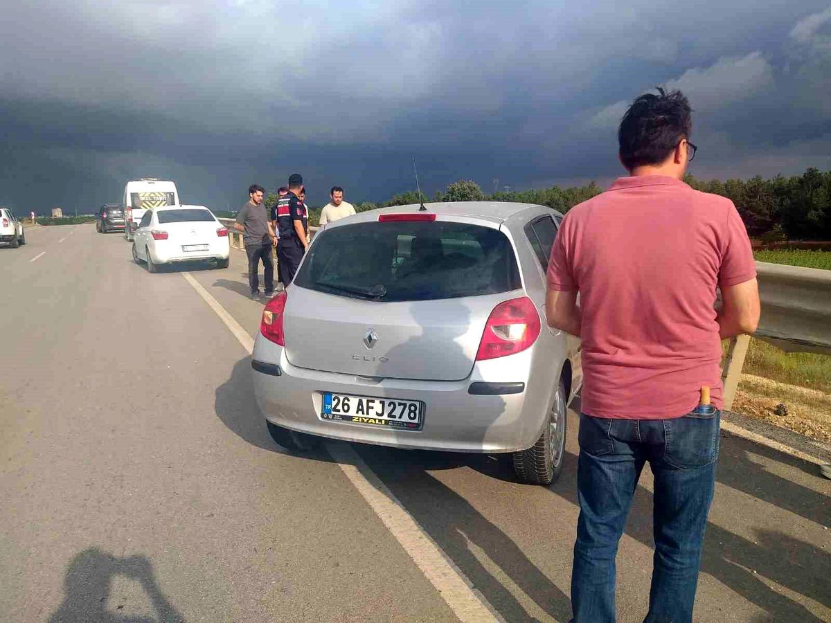 Bilecik'te otomobil bariyere çarptı: 1 yaralı