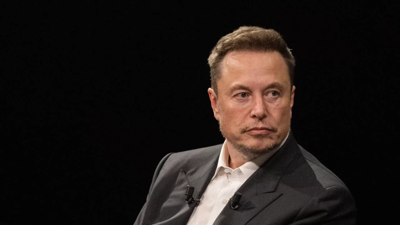 Elon Musk dünyanın ilk trilyoneri oldu