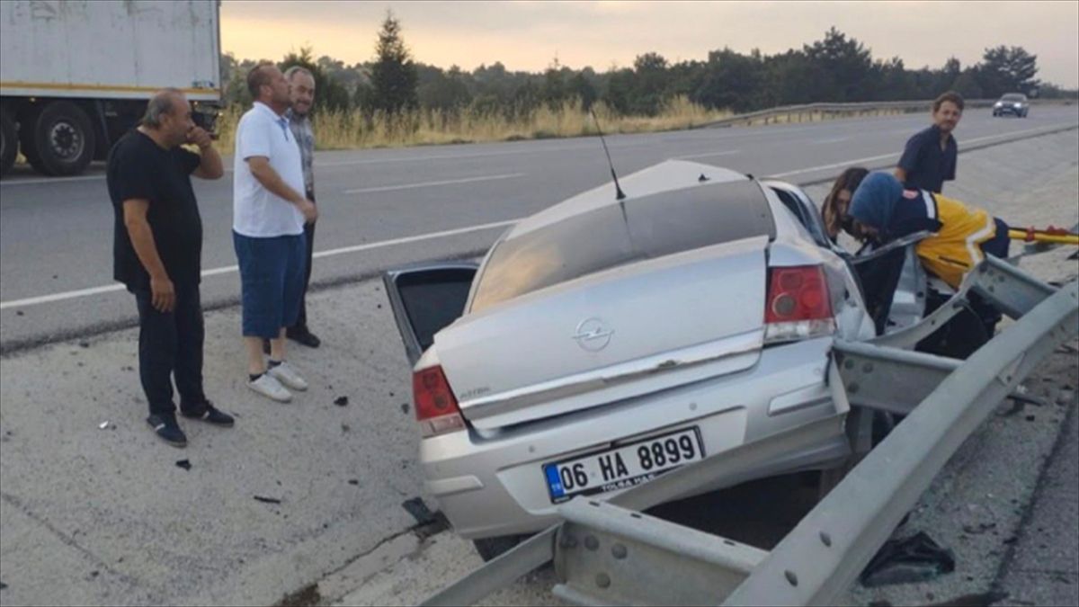 Kütahya'da bariyere çarpan otomobilin sürücüsü yaralandı