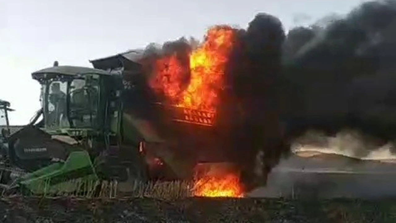 Hasat sırasında biçerdöver alevlere teslim oldu