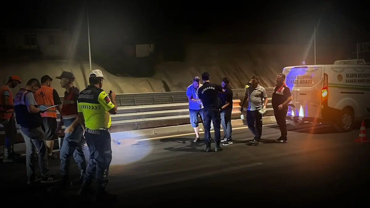 Antalya'da feci kaza: Bariyere giren motosiklet sürücüsü hayatını kaybetti