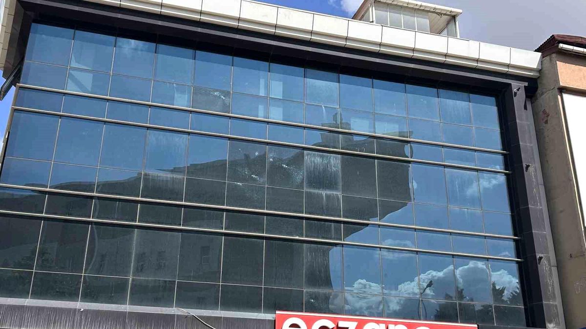 Gaziosmanpaşa'da boş ecza deposunu kurşunlayıp kaçarken kaza yaptı