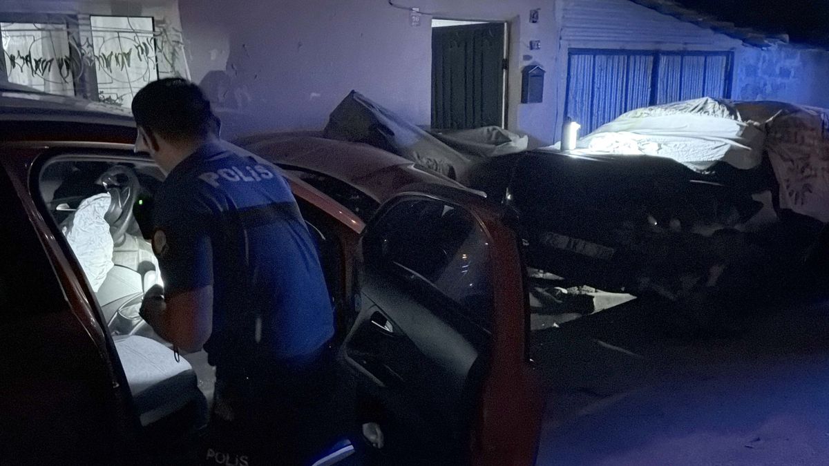 Otomobiliyle, park halindeki otomobile ve motosiklete çarptı; kaza anı kamerada