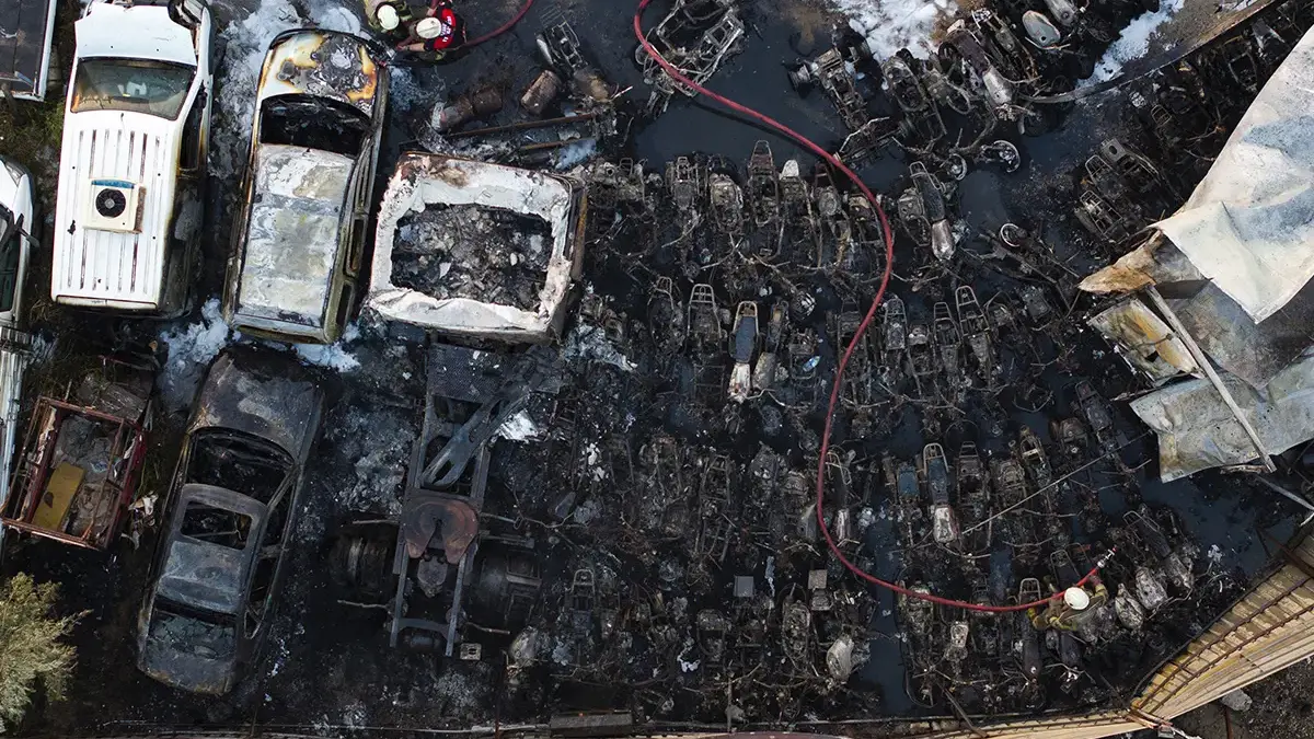 İzmir'de yediemin otoparkında yangın! 62 araç zarar gördü