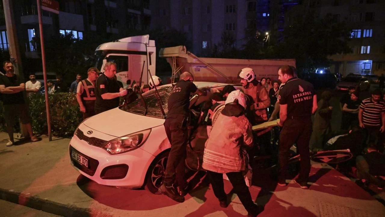 U dönüşü yapan otomobile kamyon çarptı: 1'i ağır 4 yaralı
