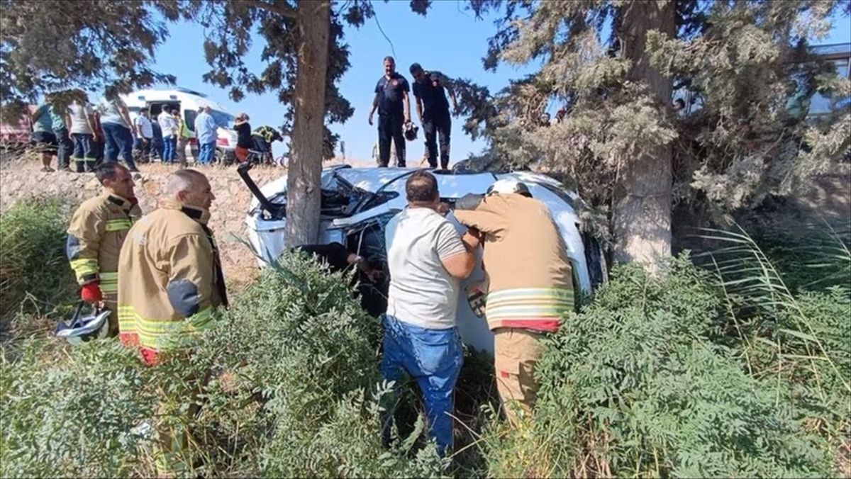 Hatay'da şarampole devrilerek ağaca çarpan otomobildeki 7 kişi yaralandı