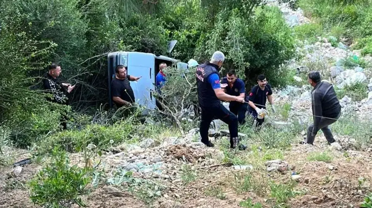 Kadirli'de otomobil uçuruma yuvarlandı