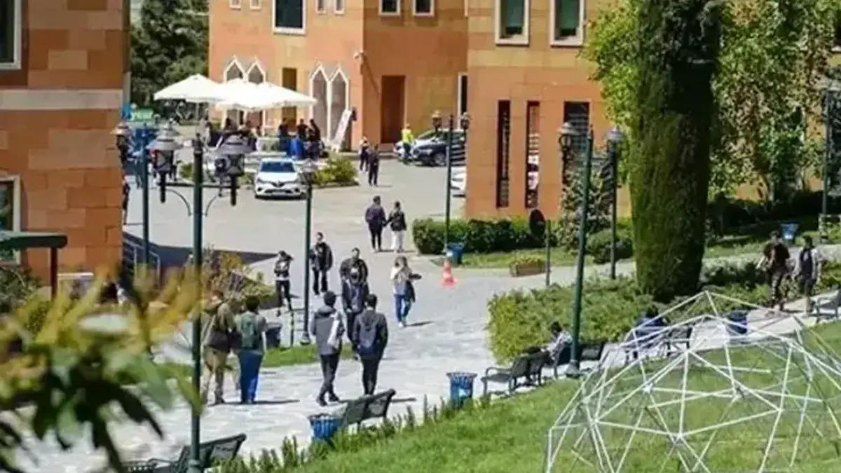 YÖK duyurdu: Özel bir üniversitede ayet yazılı pankartın kapatılmasına soruşturma