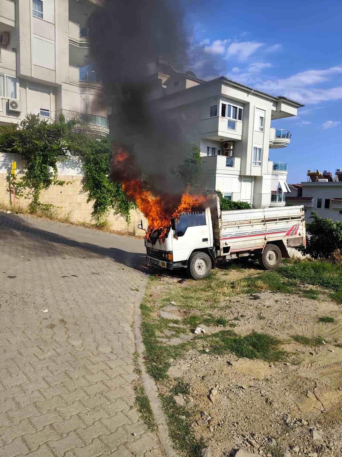 Alanya'da park halindeki kamyonette çıkan yangın söndürüldü