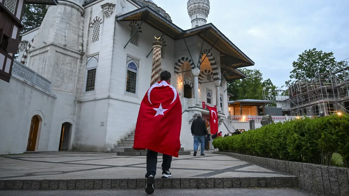 Ay-yıldız kıyam! Önce namaza sonra meydanlara: A Milli Takım'a tekbirlerle destek