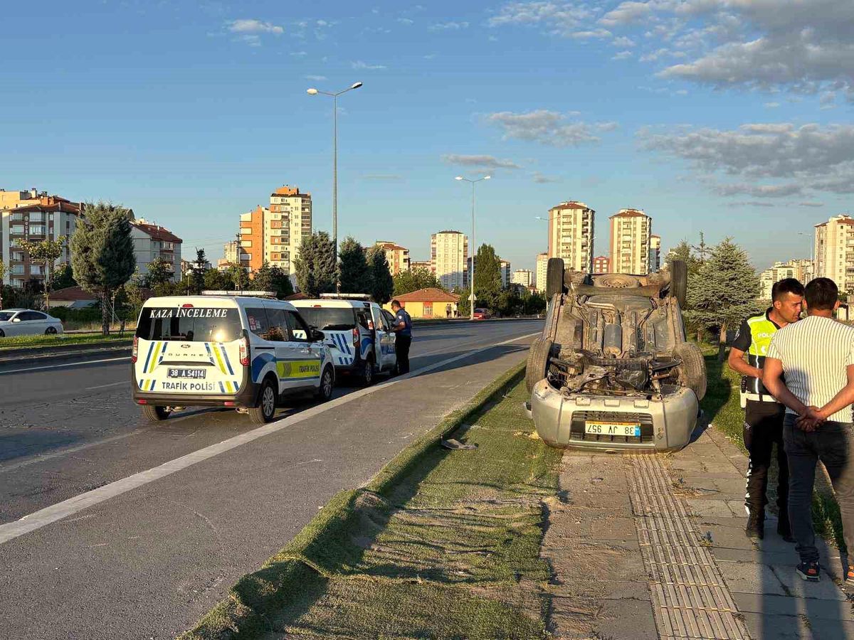 Kayseri'de hafif ticari araç takla attı: 1 yaralı