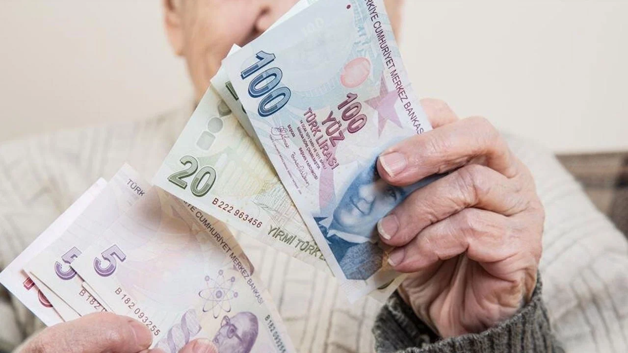 Yaşlı ve engelli aylıkları hesaplara yatıyor!