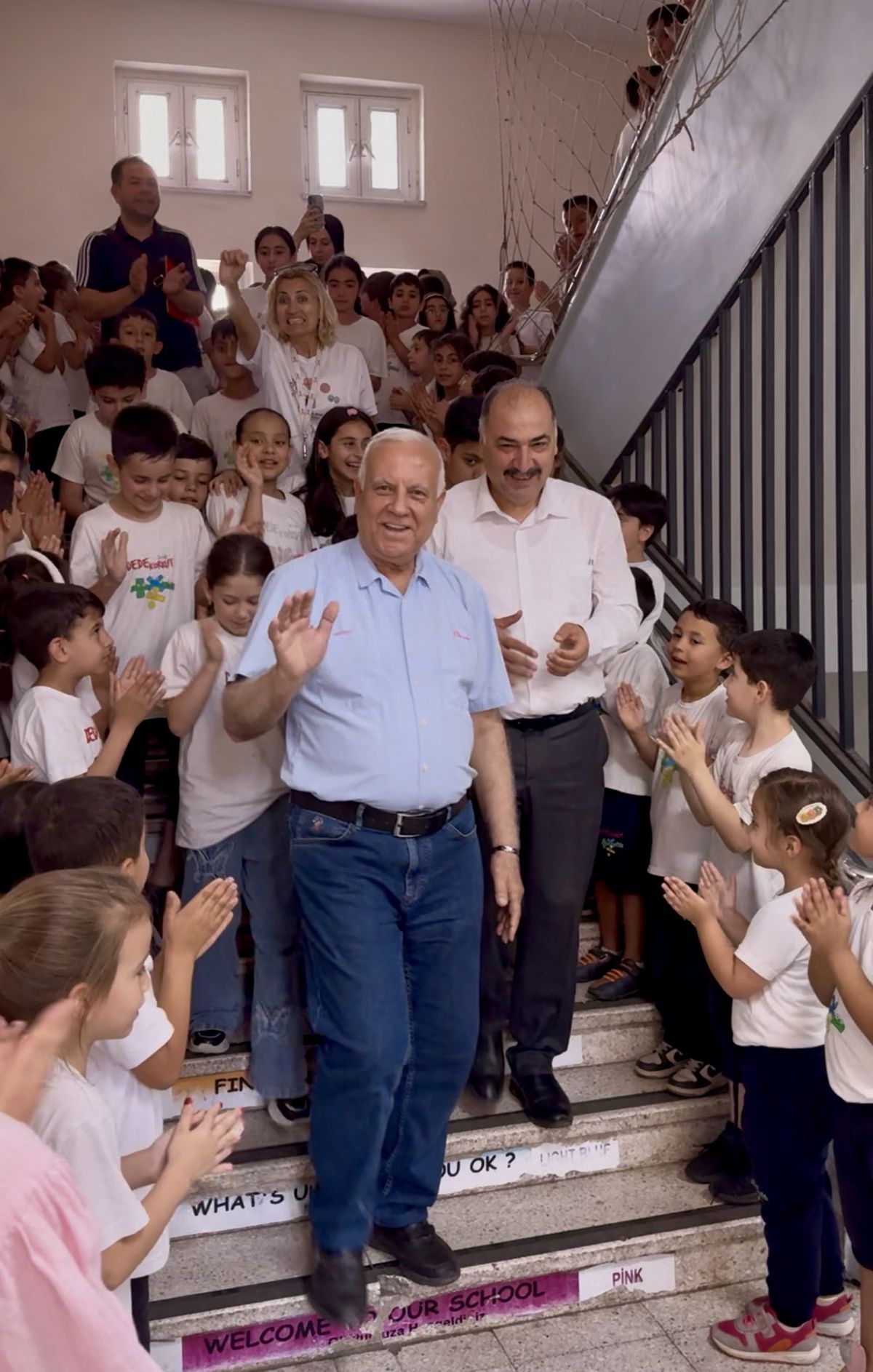Osmaniye'de 44 yıllık sınıf öğretmeni, alkışlarla emekli oldu