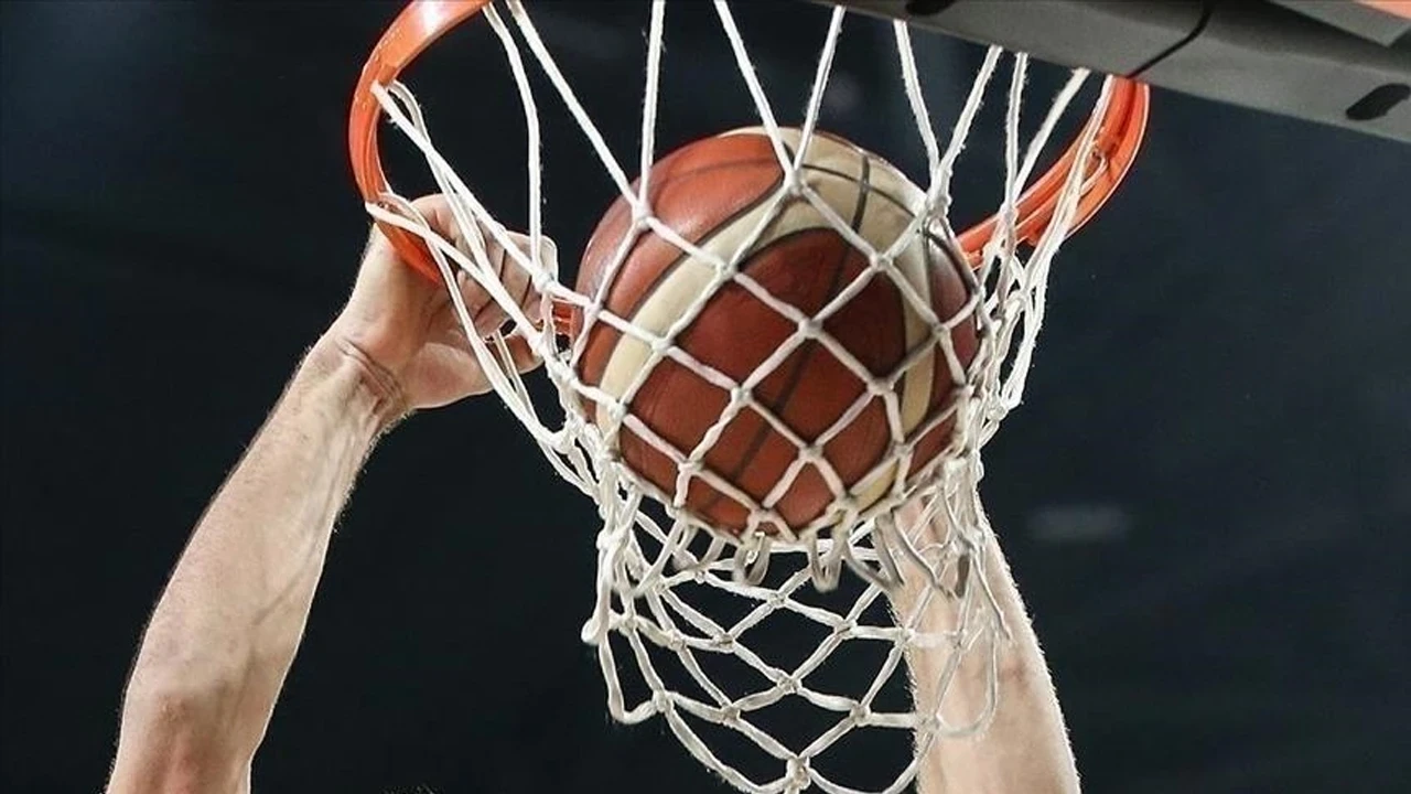 Final kapısında dev derbi: Anadolu Efes ile Fenerbahçe karşı karşıya