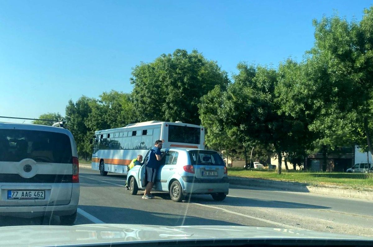 Bozulan aracı polis iterek kenara çekti