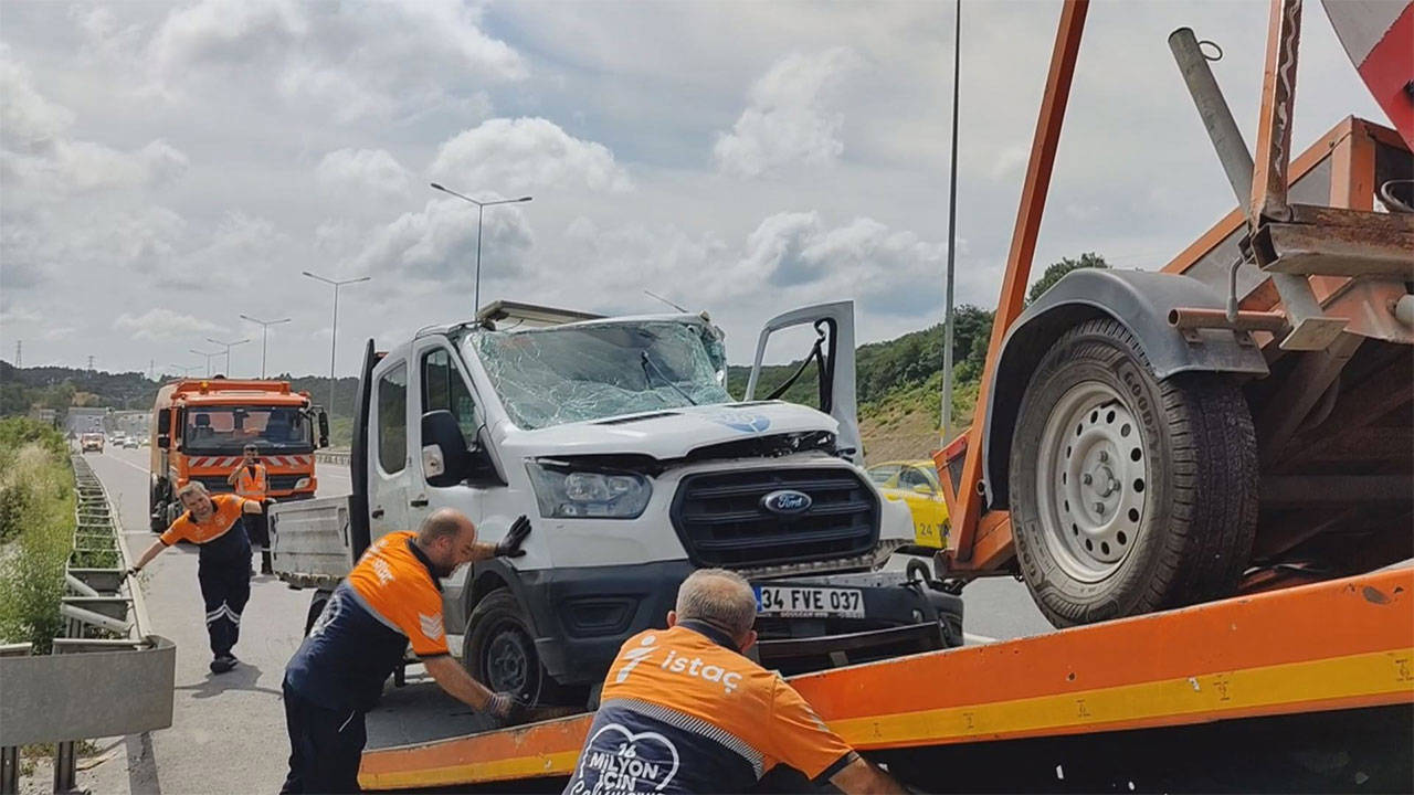 Eyüpsultan'da servis minibüsü yol bakım aracına çarptı: 6 yaralı