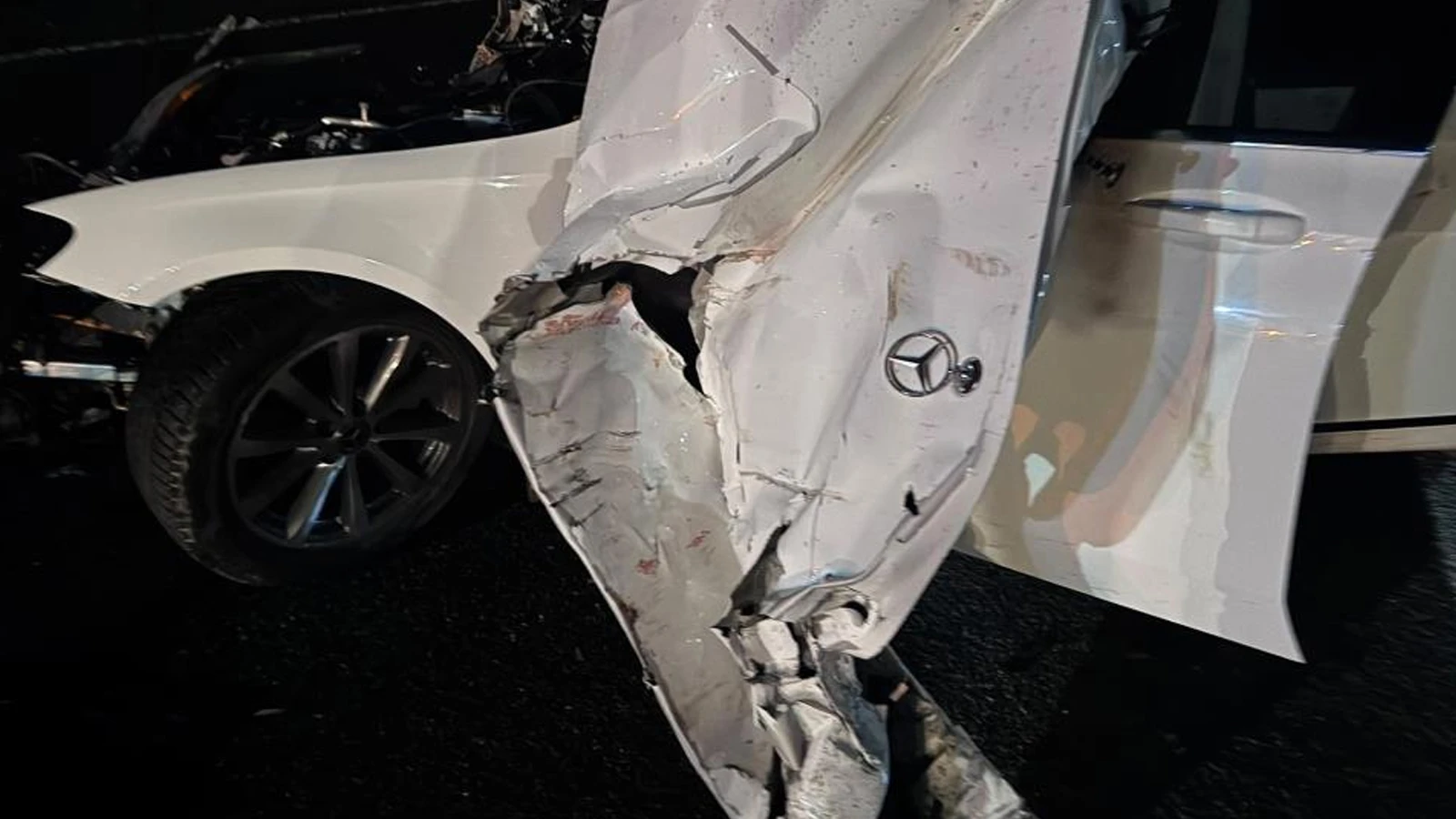 Sivas’ta traktöre çarpan Mercedes hurda yığınına döndü