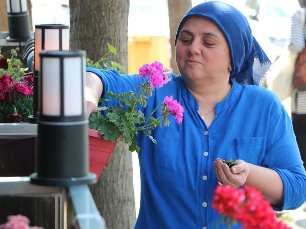 Bolu'da iş yerine ektiği çiçekleri kopardılar