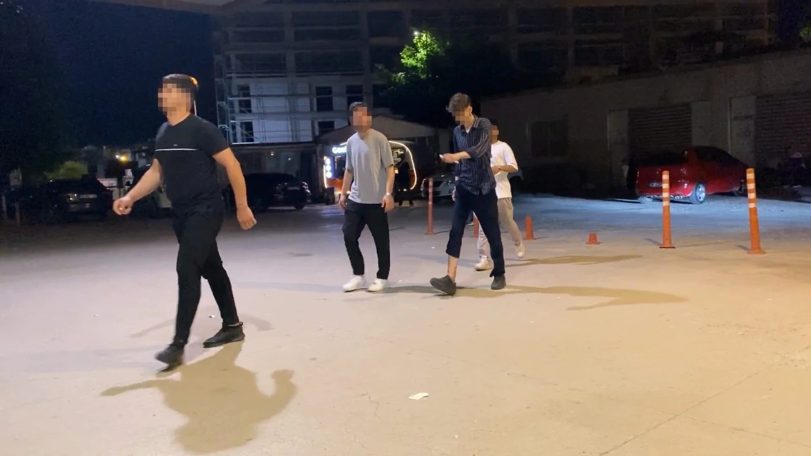 Bursa'da parktaki gençlere pompalı tüfekle saldırdı: Çok sayıda yaralı var