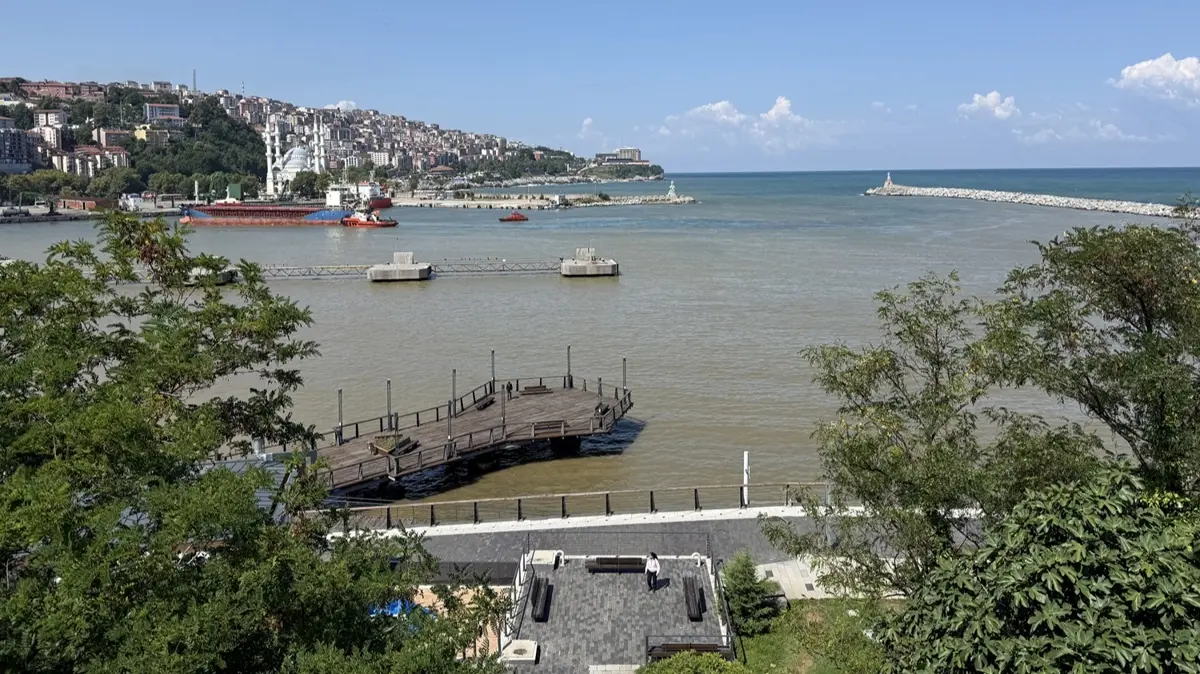 Yağışla çamurlu su geldi! Deniz kahverengiye döndü