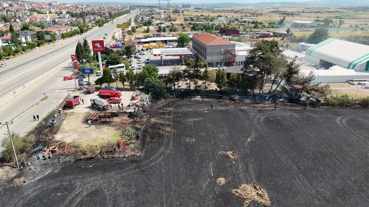 Buğday tarlasında çıkan yangın, akaryakıt istasyonuna sıçramadan söndürüldü