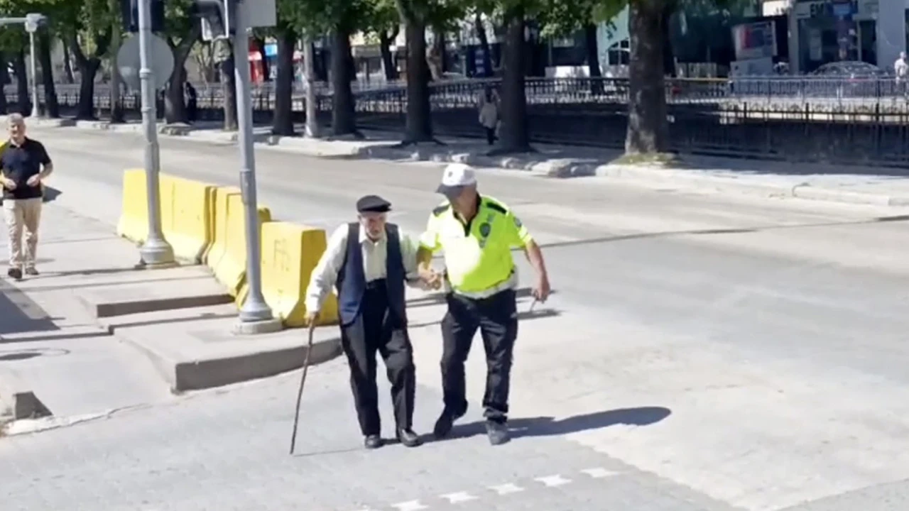 Trafik polisinin yürümekte zorlanan yaşlı adama yardımı yürekleri ısıttı