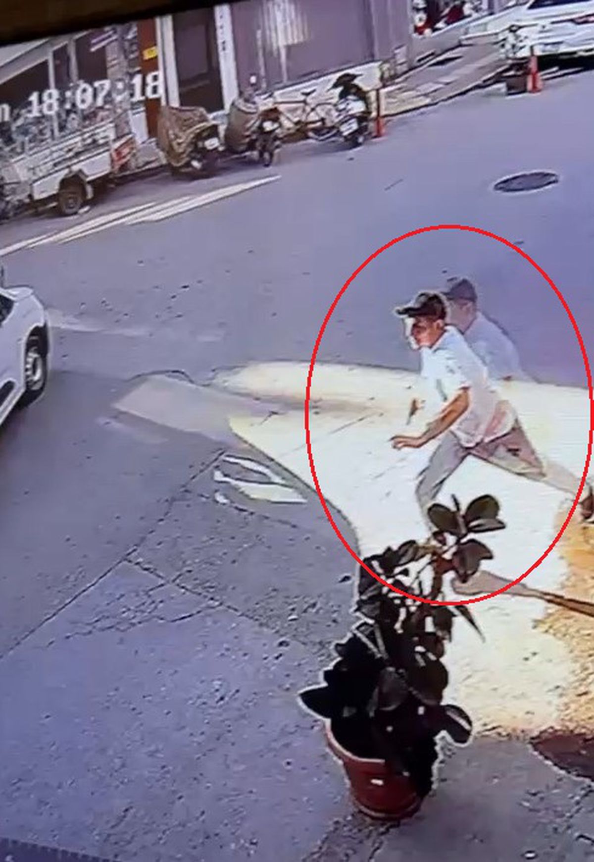 Bursa’da sokak ortasında silahlı kovalamaca: Husumetlisini bacağından vurdu
