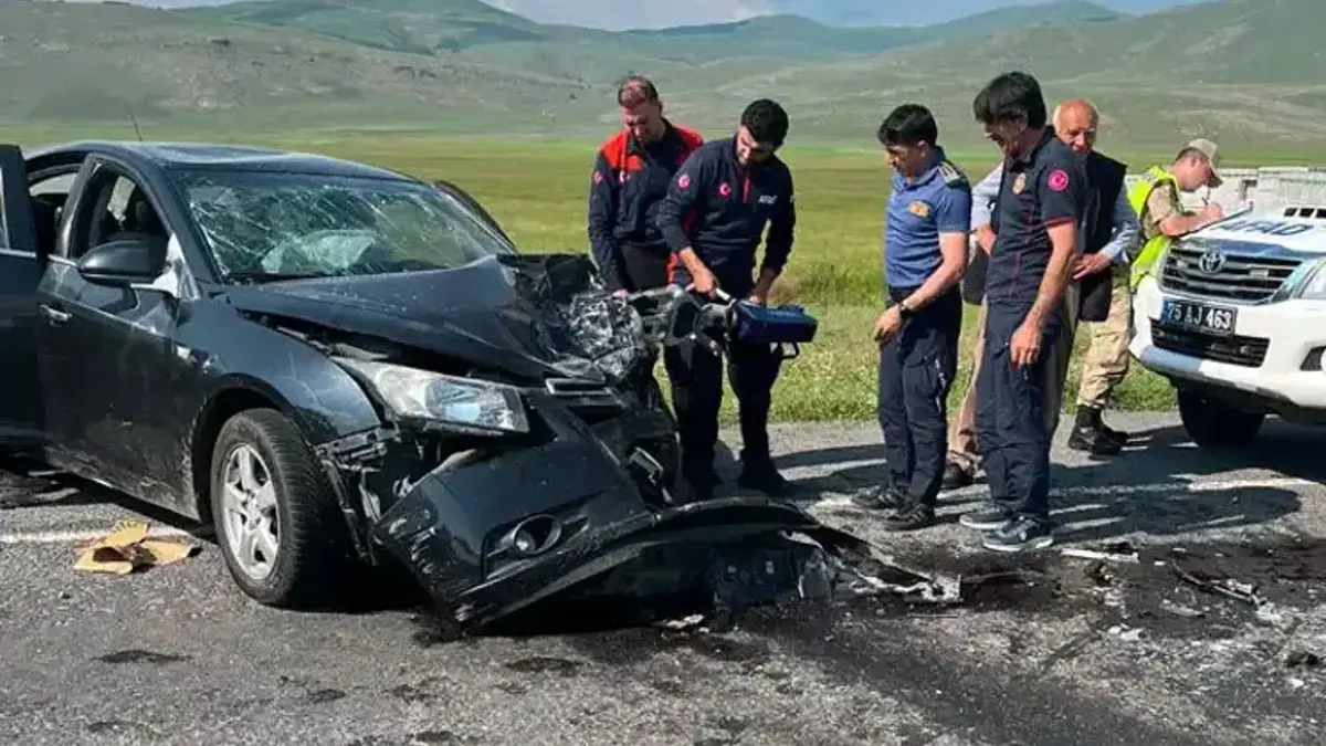 Ardahan-Artvin yolunda feci kaza! Araçta sıkışan sürücüyü itfaiye kurtardı