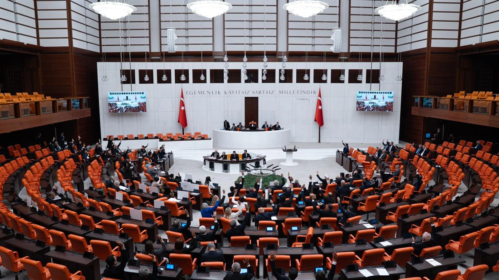 Meclis'e tatil yok! Çalışma süresi uzatıldı