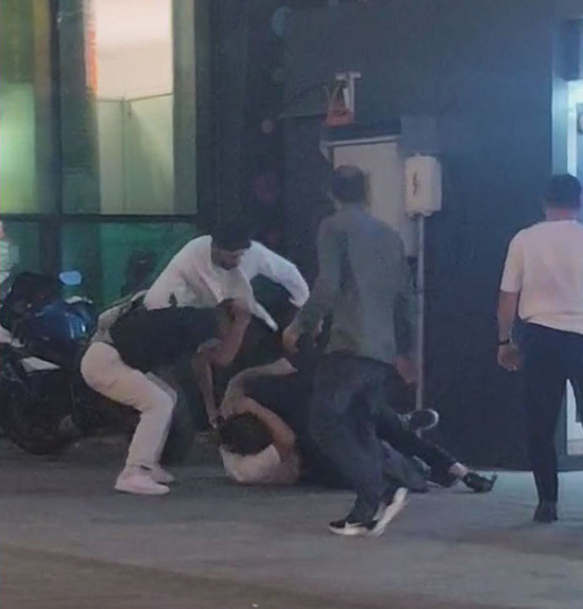 Arnavutköy'de gençlerin kavgası kamerada; yere yatırıp darbettiler