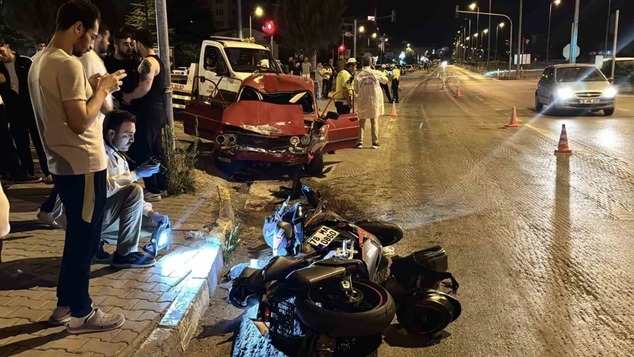 Kırmızı ışık ihlali felaket getirdi: Otomobilin çarptığı motosikletli ağır yaralandı